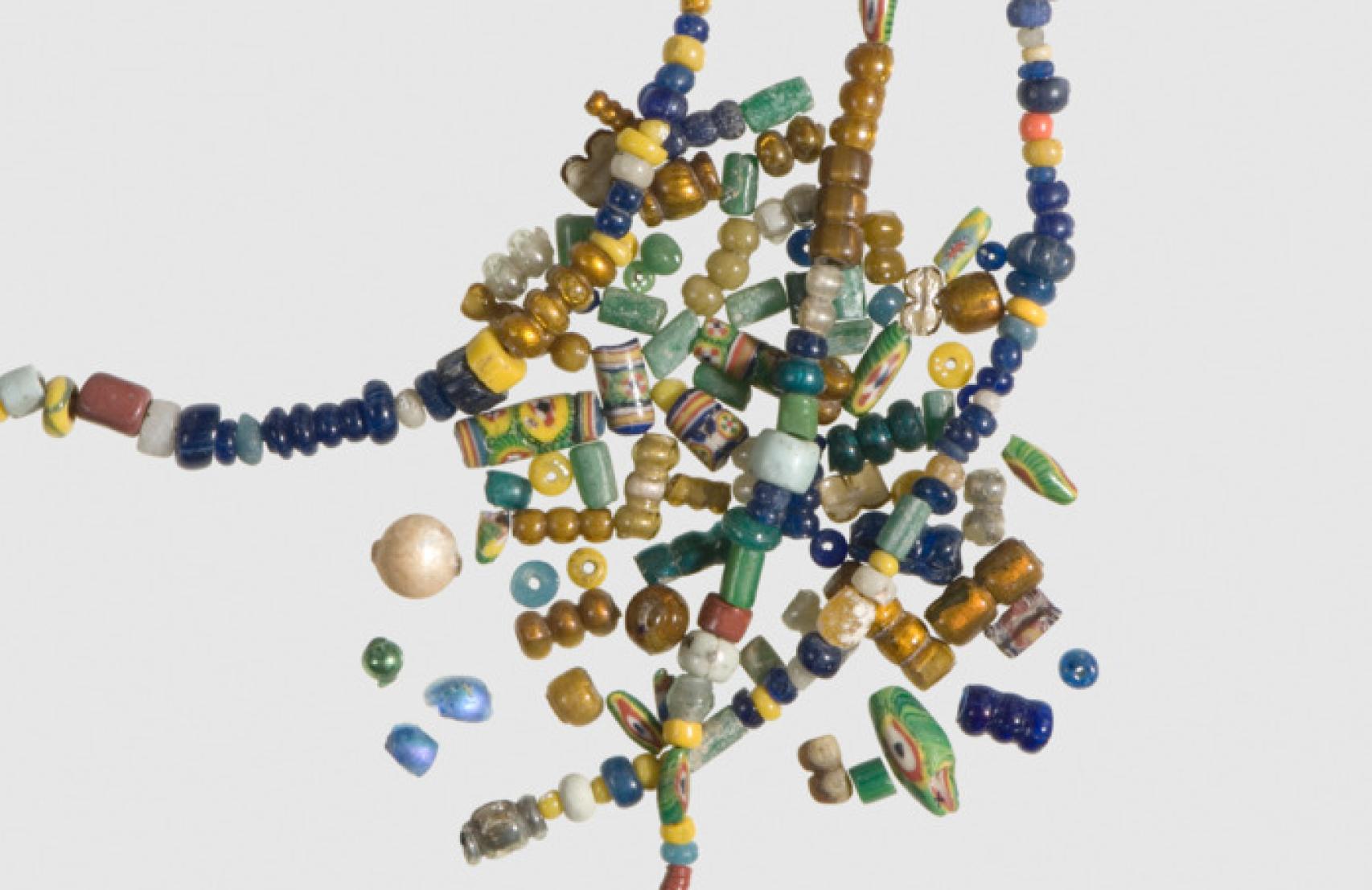 Cuentas de vidrio fechadas entre finales del siglo VIII y principios del IX.