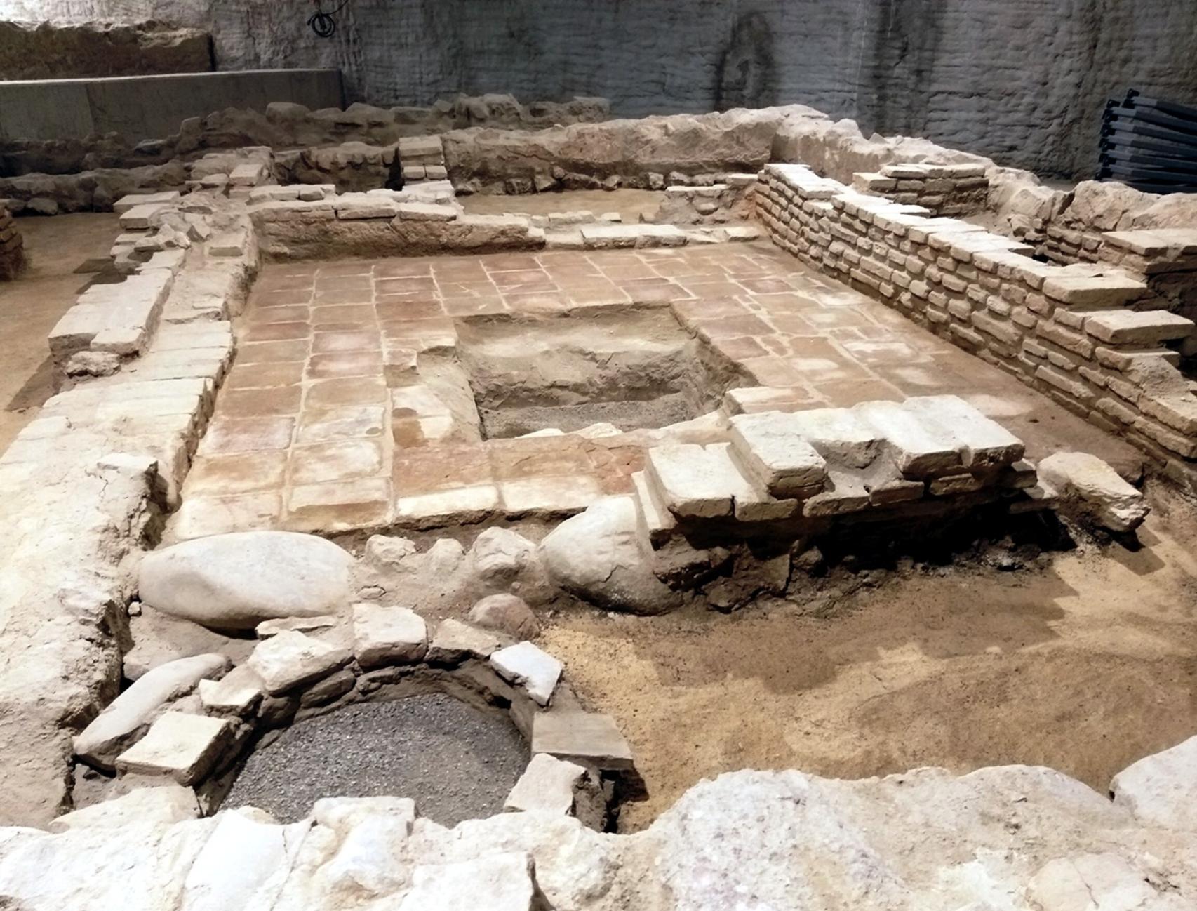 Detalle de los restos localizados en el interior del túnel del Metro de Málaga.