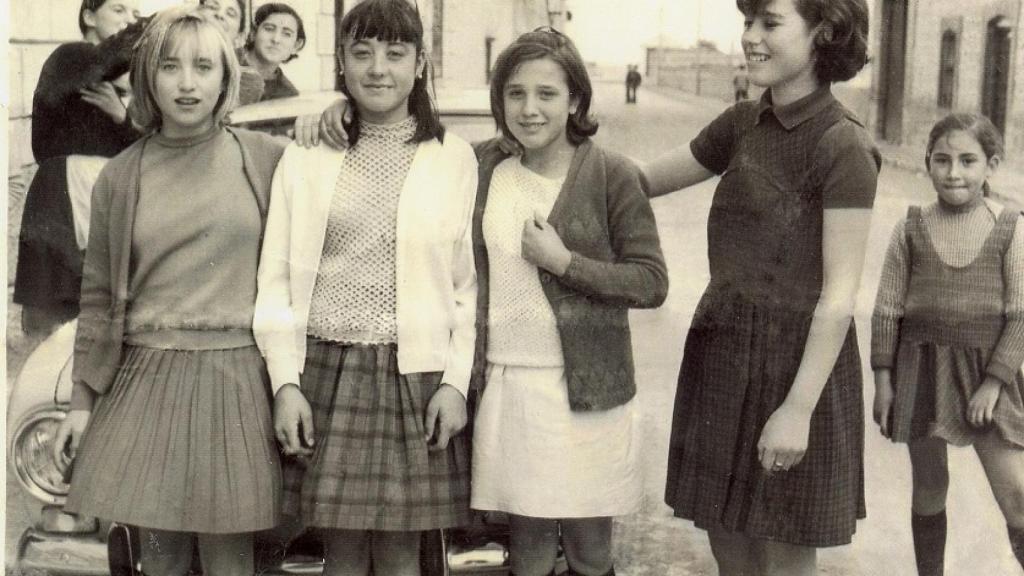 Mazapaneras de Ajofrín fuera de la fábrica a principios del siglo XX. La imagen forma parte de la exposición 'Mujeres y oficios de antaño'.