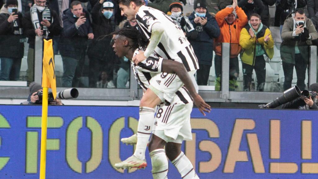 Moise Kean y Álvaro Morata celebran un gol con la Juventus.