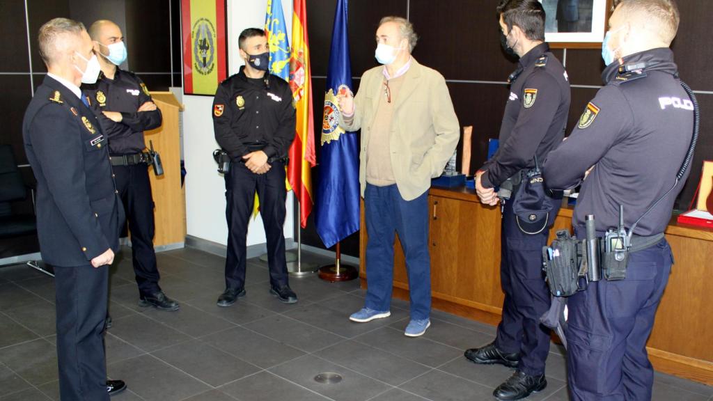 Encuentro entre el ciudadano que sufrió el infarto y los agentes de la Policía Nacional.