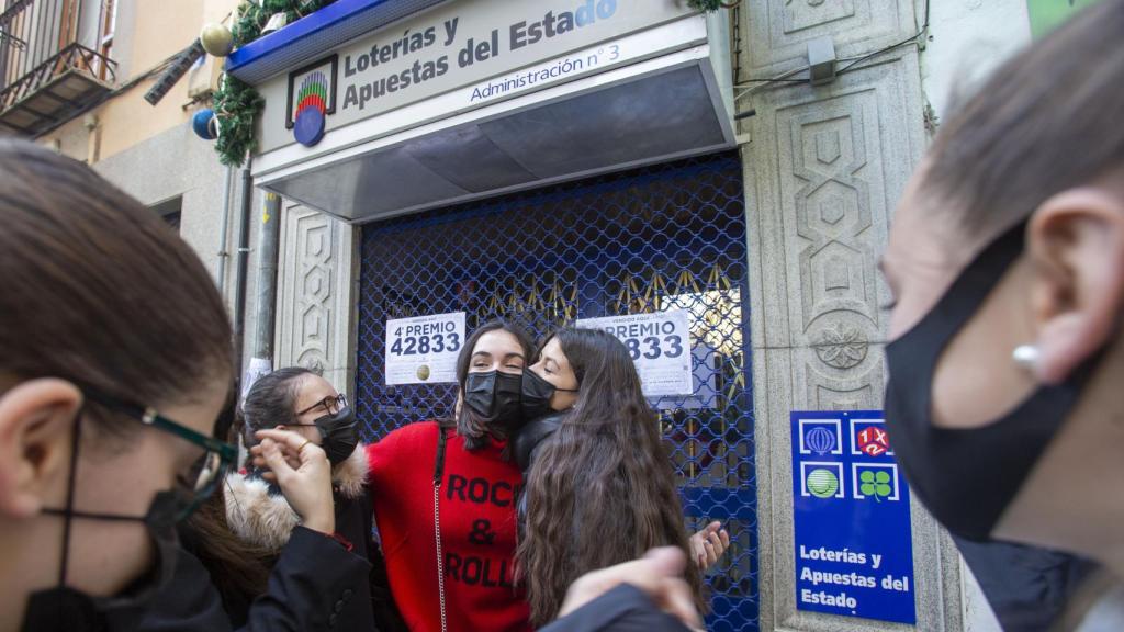 Ricardo Muñoz-Martín / ICAL . La administración n°3 de Ávila repartió parte del número 42833, agraciado con del 4º premio en la lotería de Navidad 2021. En la foto, Beatriz Hernández, una de las agraciadas con este 4º premio