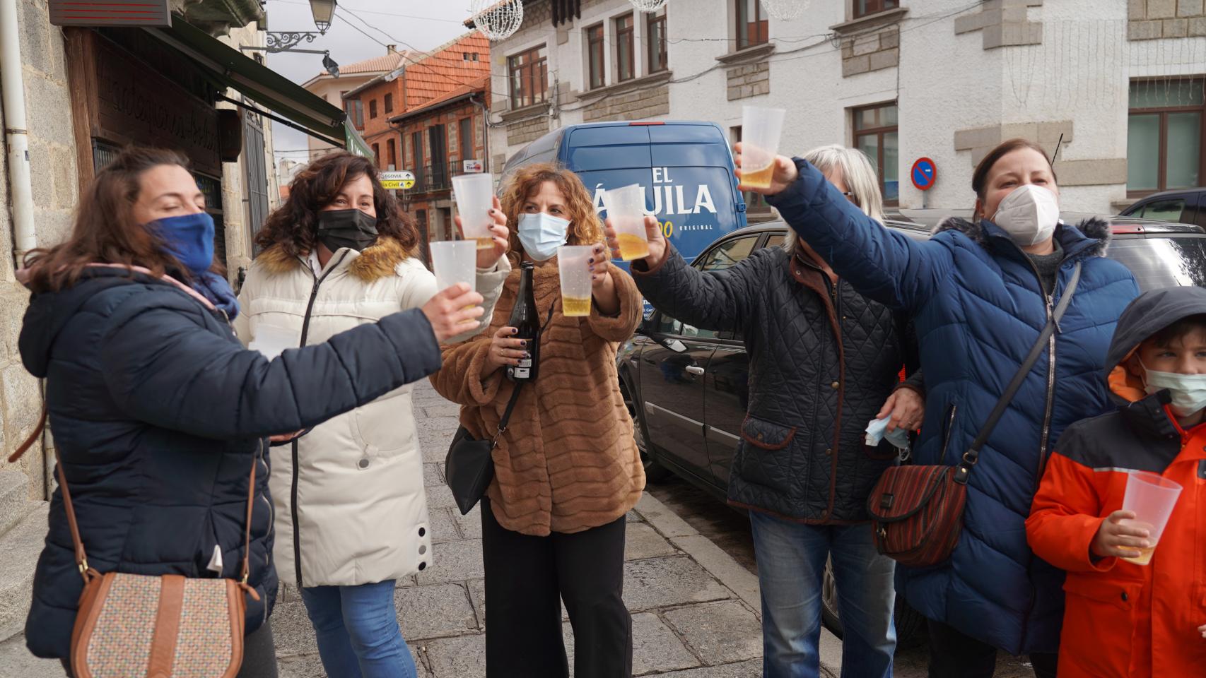 Varios vecinos de El Espinar celebran el cuarto premio de la Lotería de Navidad