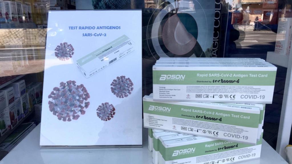 Varios test de antígenos en una farmacia.