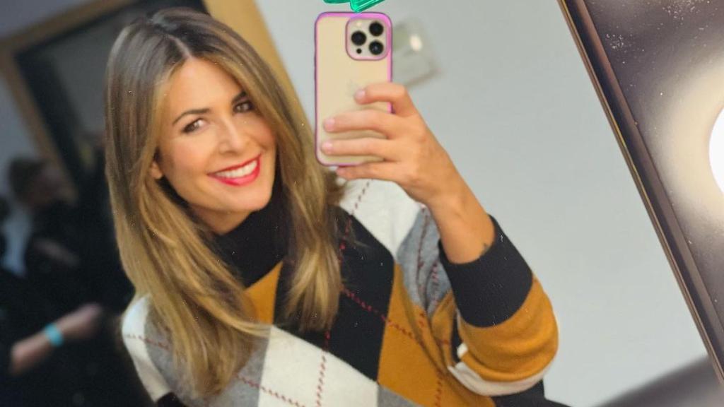 Nuria Roca conquista con el jersey metalizado que es pura tendencia