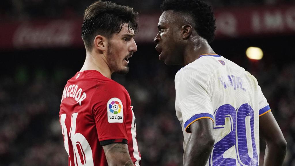 Unai Vencedor y Vinicius, encarados durante el Athletic Club - Real Madrid