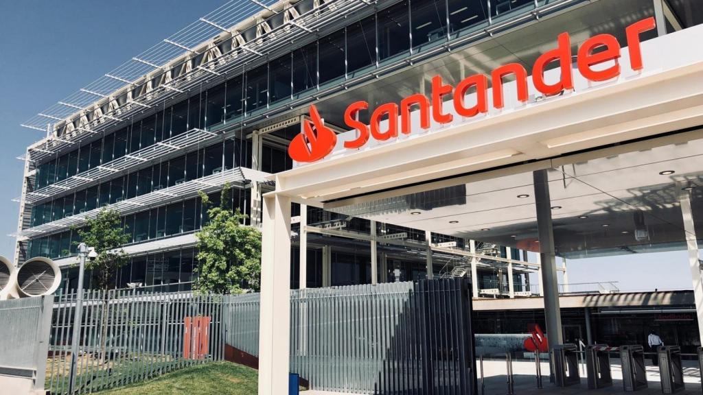 Acceso a una de las sedes de Banco Santander.