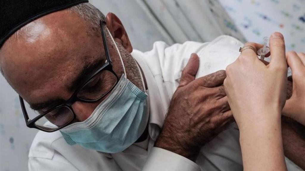 Un hombre recibe la vacuna contra la Covid.