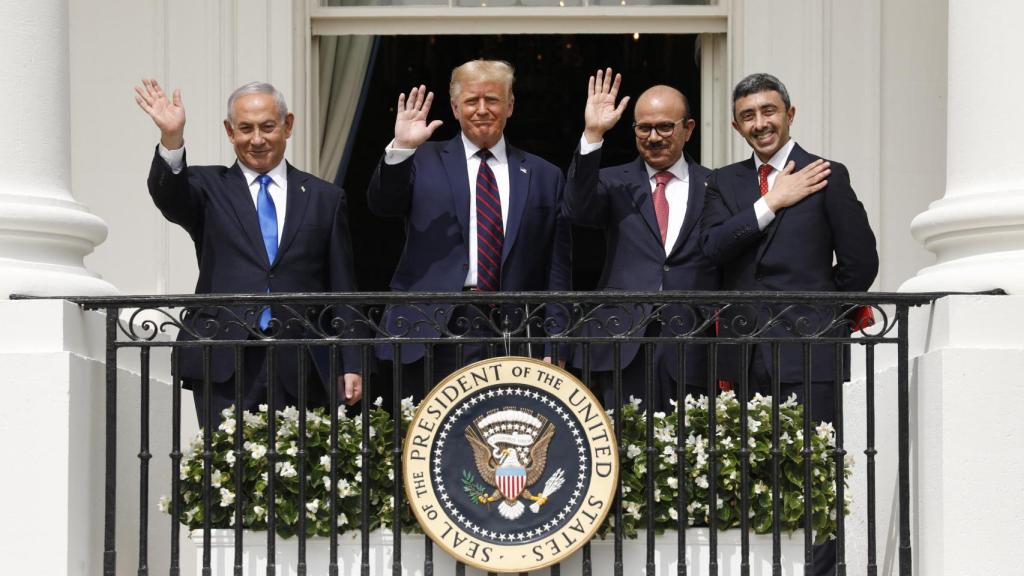 De izquierda a derecha, los firmantes de los Acuerdos de Abraham: el expresidente de Israel, Benjamin Netanyahu, el expresidente de EEUU, Donald Trump, el ministro de Asuntos Exteriores y Cooperación Internacional de los Emiratos Árabes Unidos, Abdullah bin Zayed y el Secretario general del Consejo de Cooperación para los Estados Árabes del Golfo, Al Nahyan y Abdullatif bin Rashid Al Zayani.