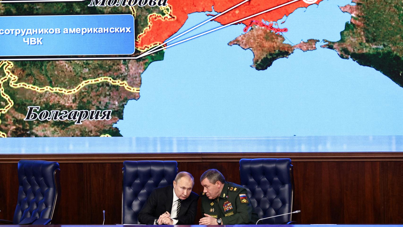 Vladimir Putin durante su reunión con altos mandos militares en el Ministerio de Defensa.