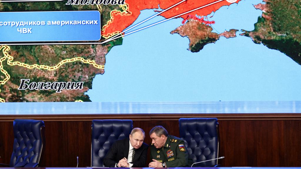 Vladimir Putin durante su reunión con altos mandos militares en el Ministerio de Defensa.