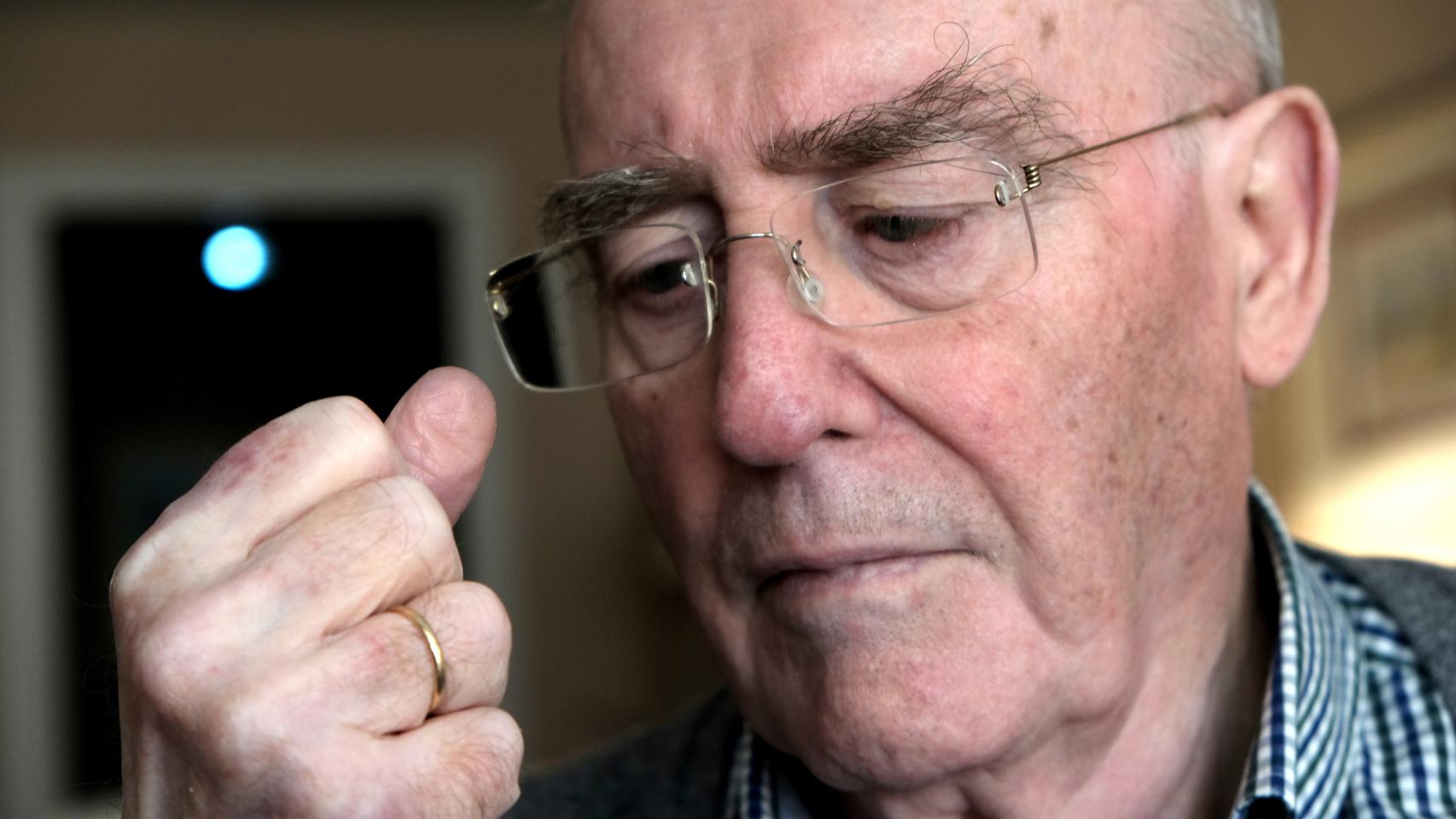 José Antonio mira la mano con la alianza de su mujer, tras recuperarla gracias a Twitter.