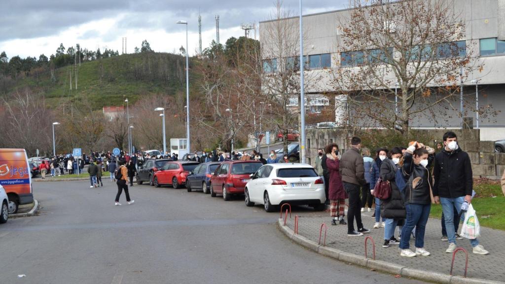 Una parte de la cola en el Hospital Clínico de Santiago.