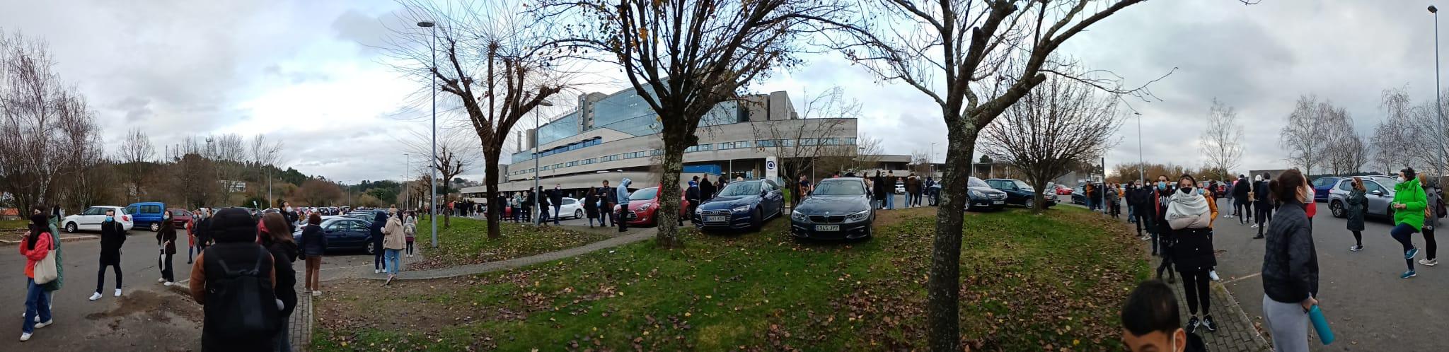 Las colas en el Hospital Clínico de Santiago (Cedida).