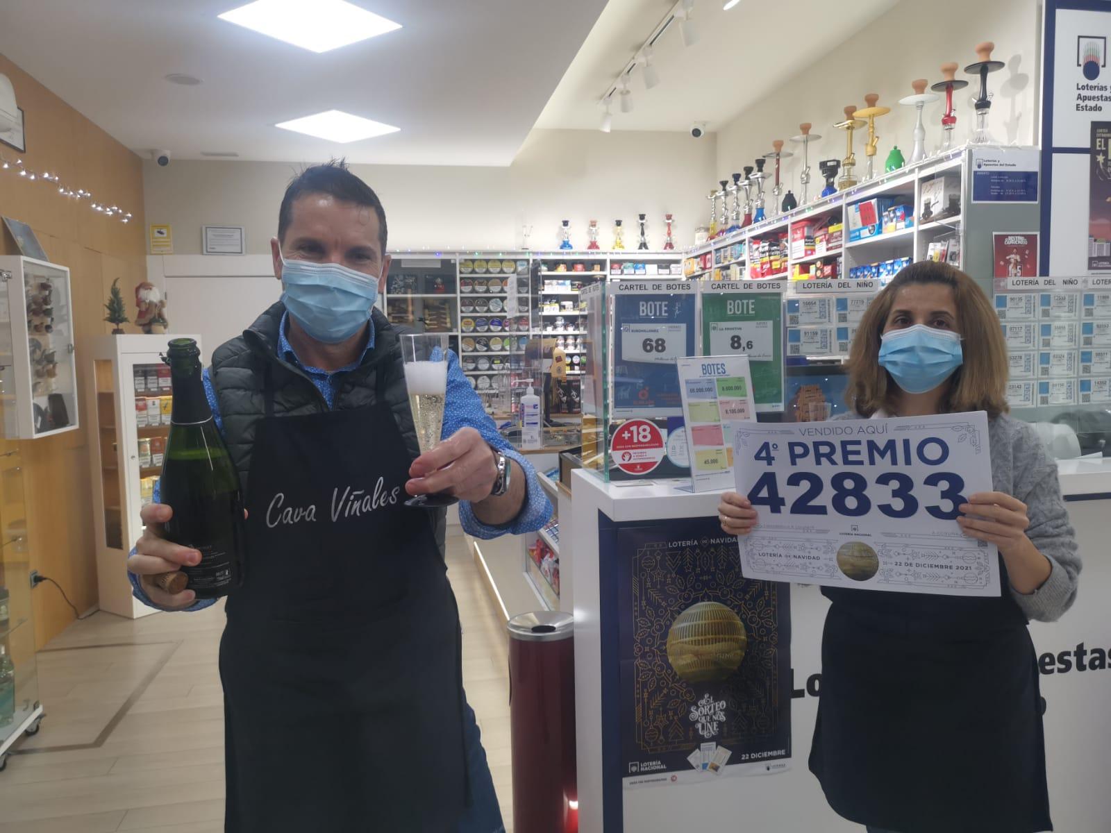 La celebración en el estanco de la calle Capitán Juan Varela (Quincemil).