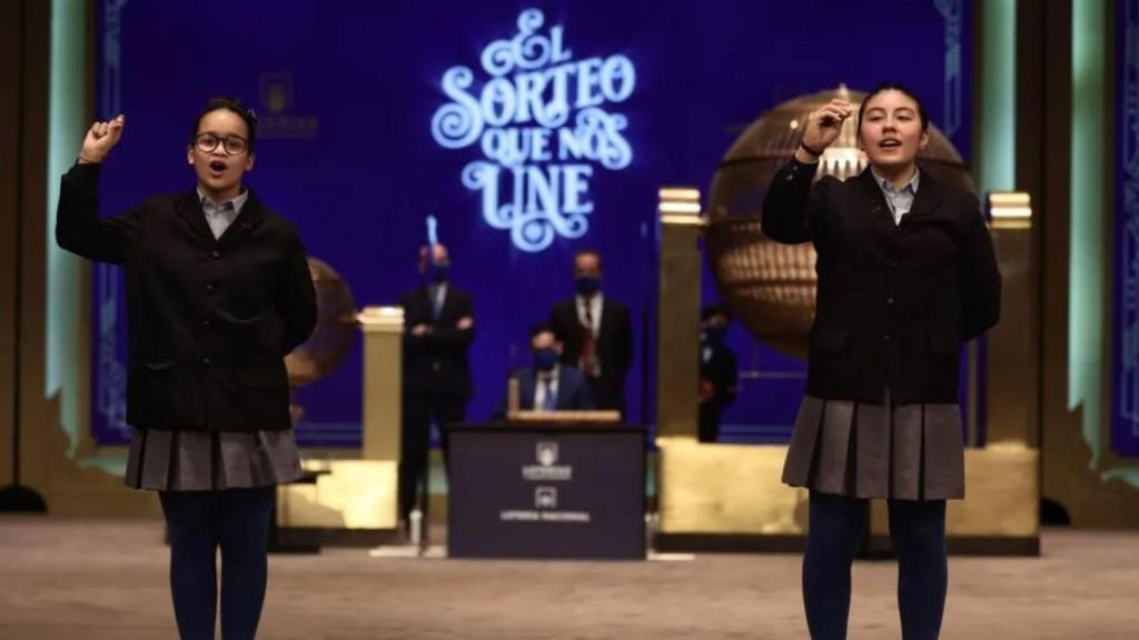 Yanissa y Paula, las niñas de San Ildefonso que han cantado el Gordo de la Lotería.