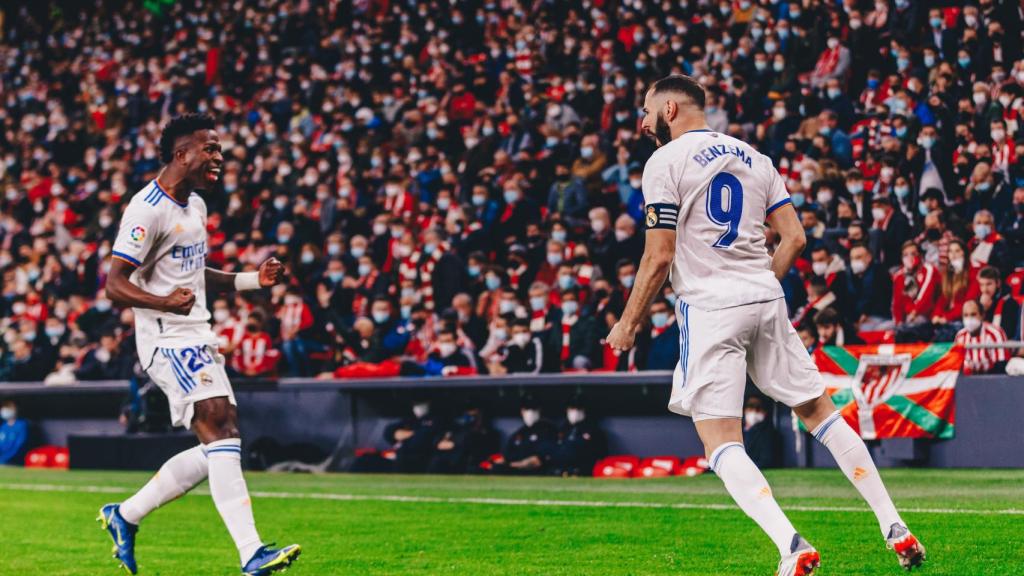 Vinicius Júnior y Karim Benzema celebran un gol en San Mamés.