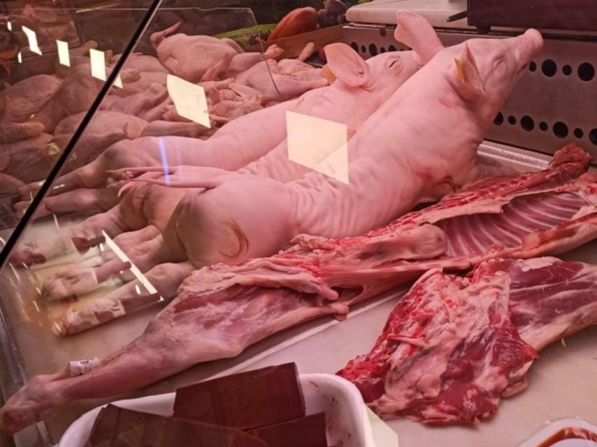 El lechazo, en la imagen al lado del tostón, es uno de los productos que más ha incrementado su precio en los últimos veinte días.