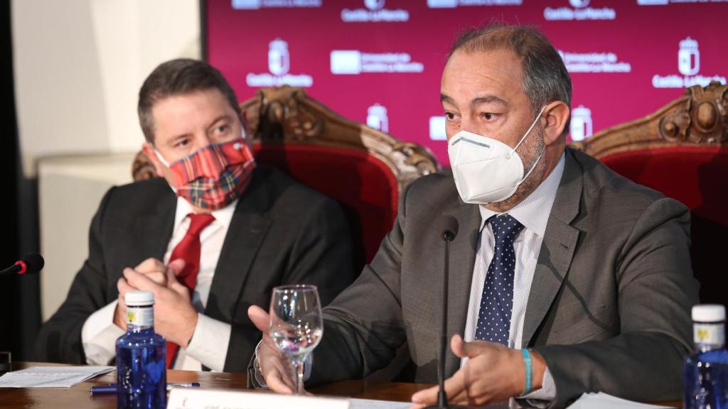 Emiliano García-Page y José Julián Garde, en un momento de la firma