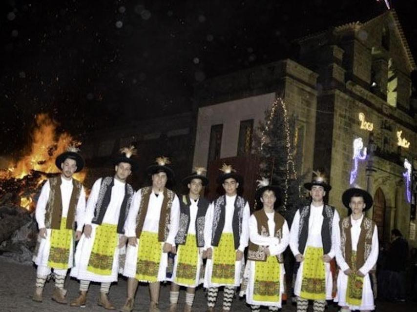 Pauliteiros de Sendim, ante la 'Fogueira do Galo' en la Nochebuena
