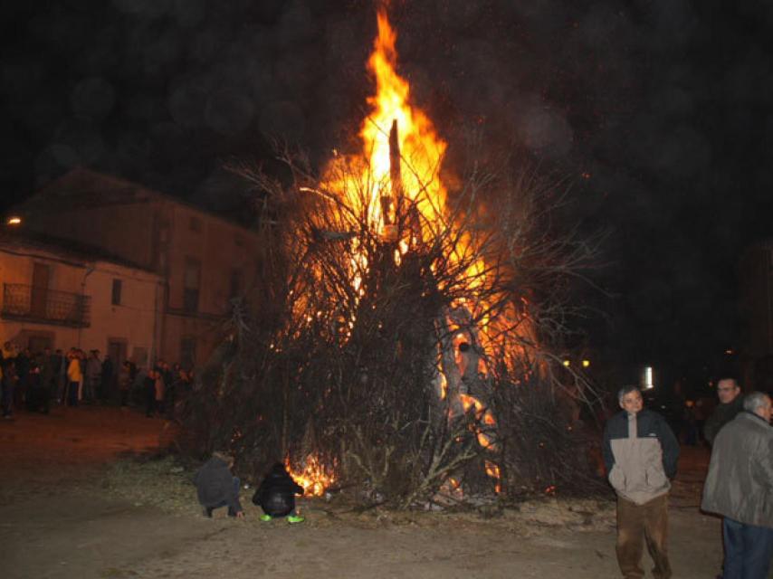 Hoguera de quintos en la Nochebuena de Hinojosa de Duero