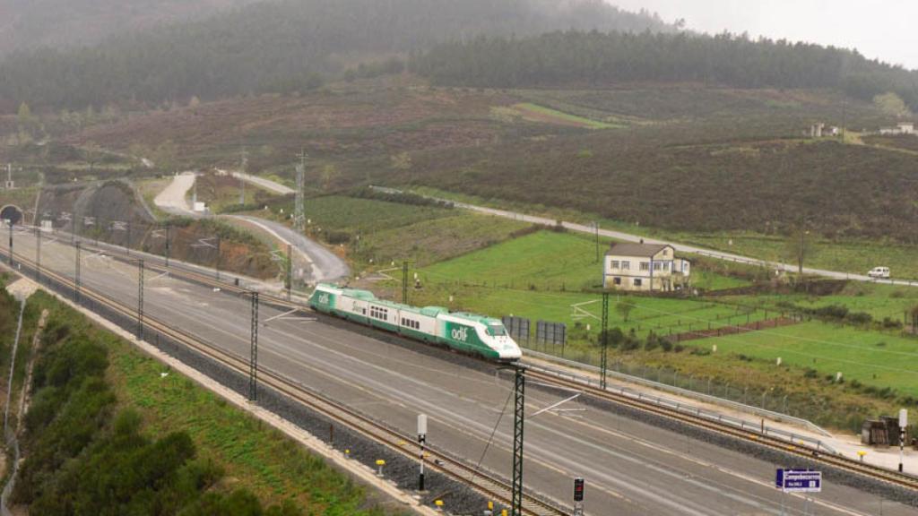 El tren laboratorio Séneca, de Adif, en uno de los tramos de la LAV Madrid-Galicia.