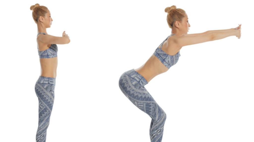 Sentadilla con palmas entrelazadas hacia fuera.