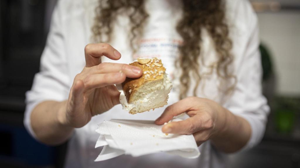 Begoña observa el trozo de uno de los roscones probados durante la cata.