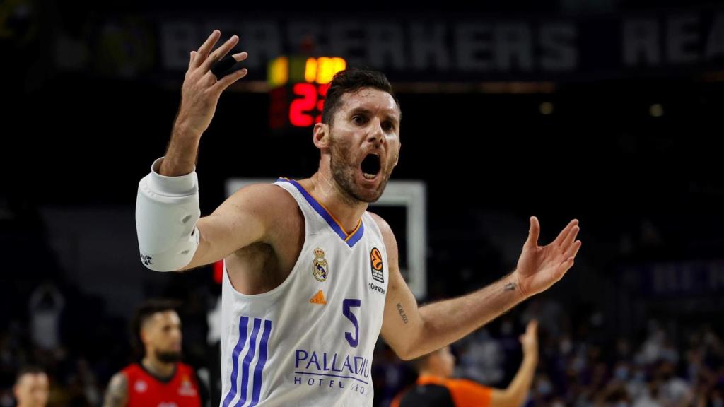 Rudy Fernández animando a los aficionados del Real Madrid