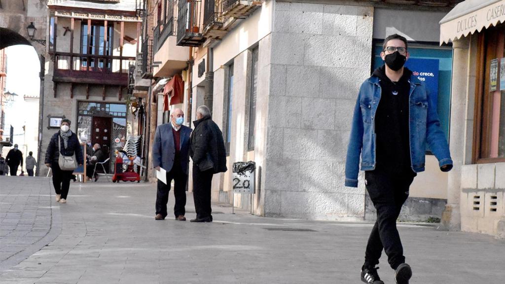 Un joven pasea con mascarilla por Toro