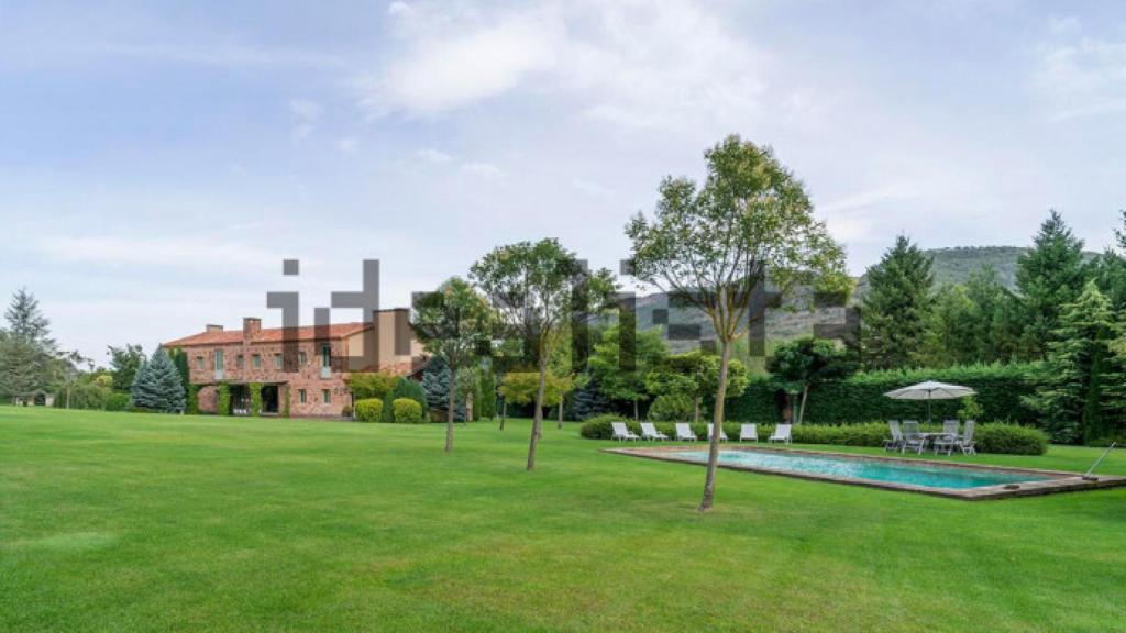 Con una bucólica pradera de césped, una preciosa arboleda y una piscina con vistas, se convierte en un enclave único a tan solo 20 minutos de Ezcaray, en La Rioja.