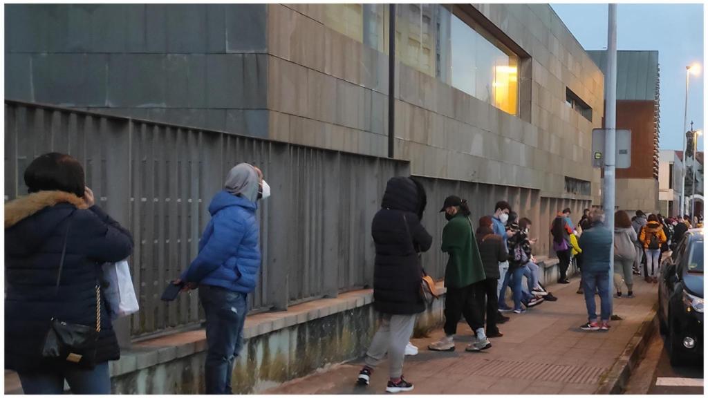 La cola bordea el Campus de Ferrol.