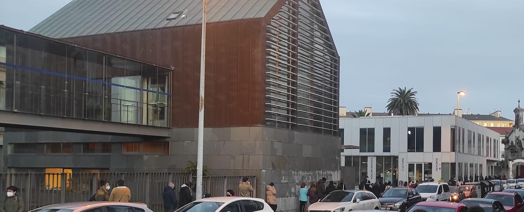 Cola para realizarse un test de antígenos en Ferrol: Foto: Quincemil.