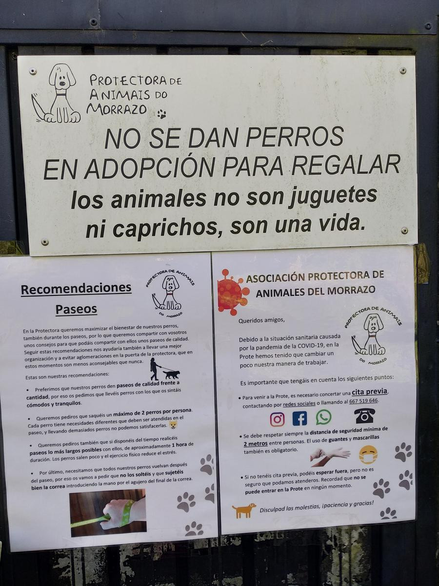 Cartel en la puerta de la Protectora de Animales de O Morrazo.