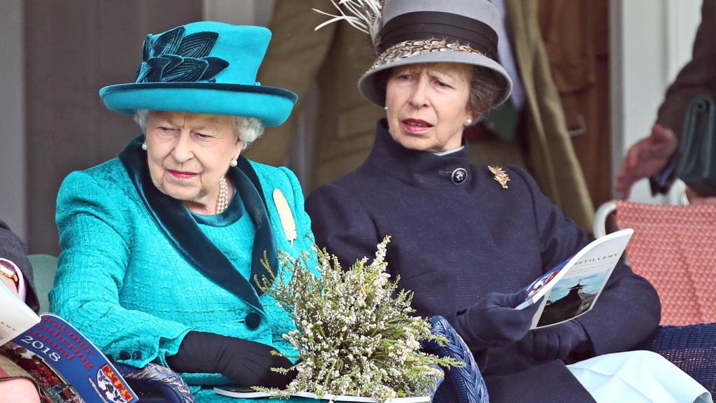 La reina Isabel II con su hija, la princesa Ana.