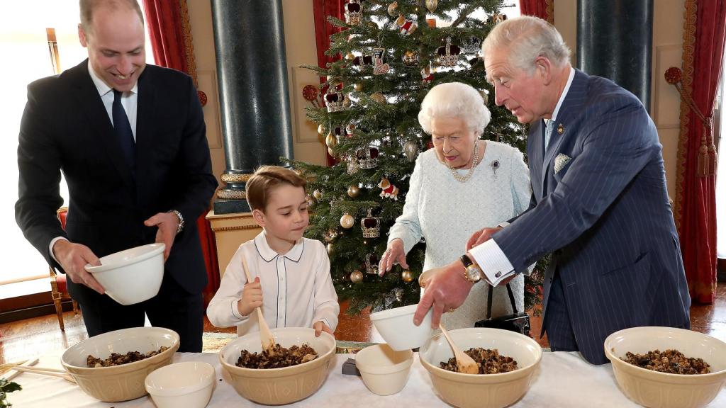 Carlos de Inglaterra junto a su madre, la reina Isabel, y el príncipe Guillermo y su hijo.
