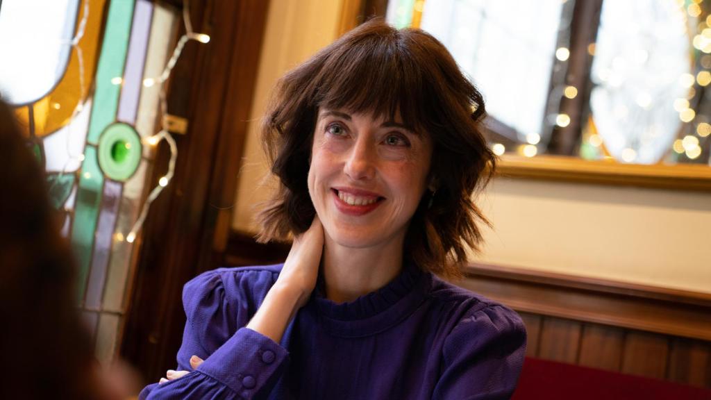 La escritora y filóloga clásica Irene Vallejo en el Café Levante de Zaragoza.