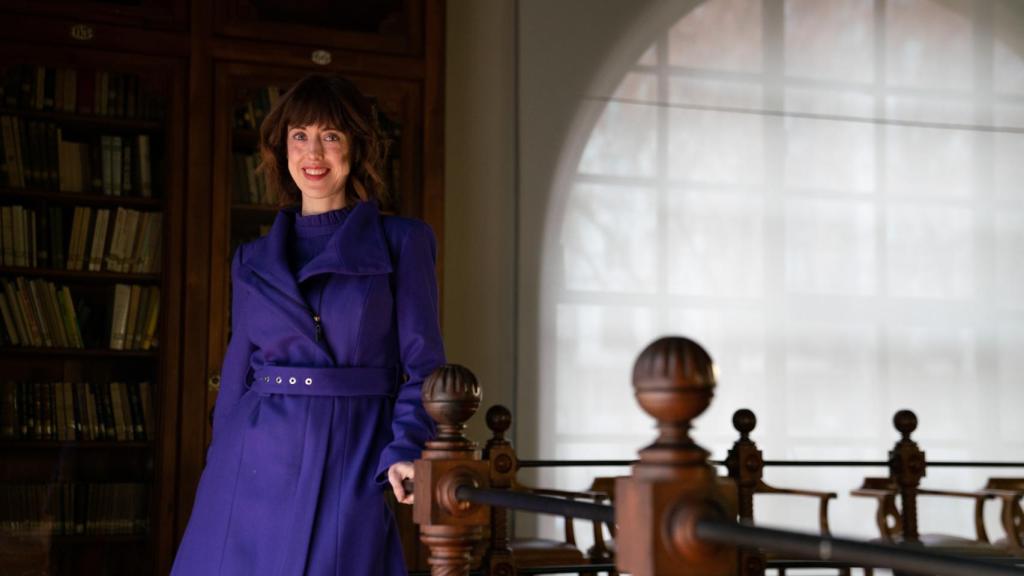 Irene Vallejo en la biblioteca del Paraninfo de Zaragoza.