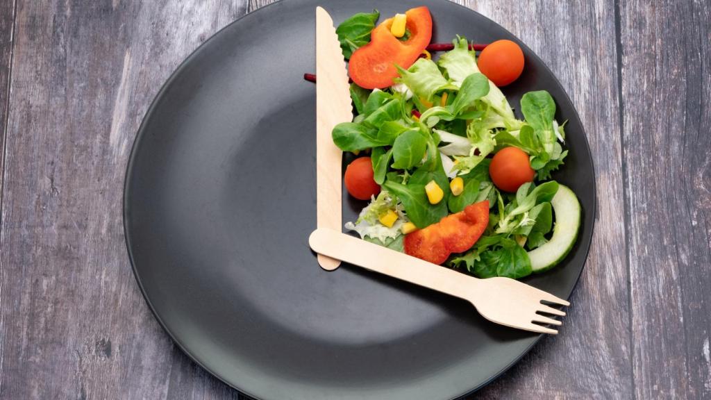 Muchas personas restringen sus comidas para poder pegarse luego un buen festín.