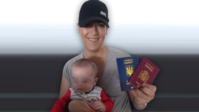 Llanit, con su hijo Ares, en Ucrania.