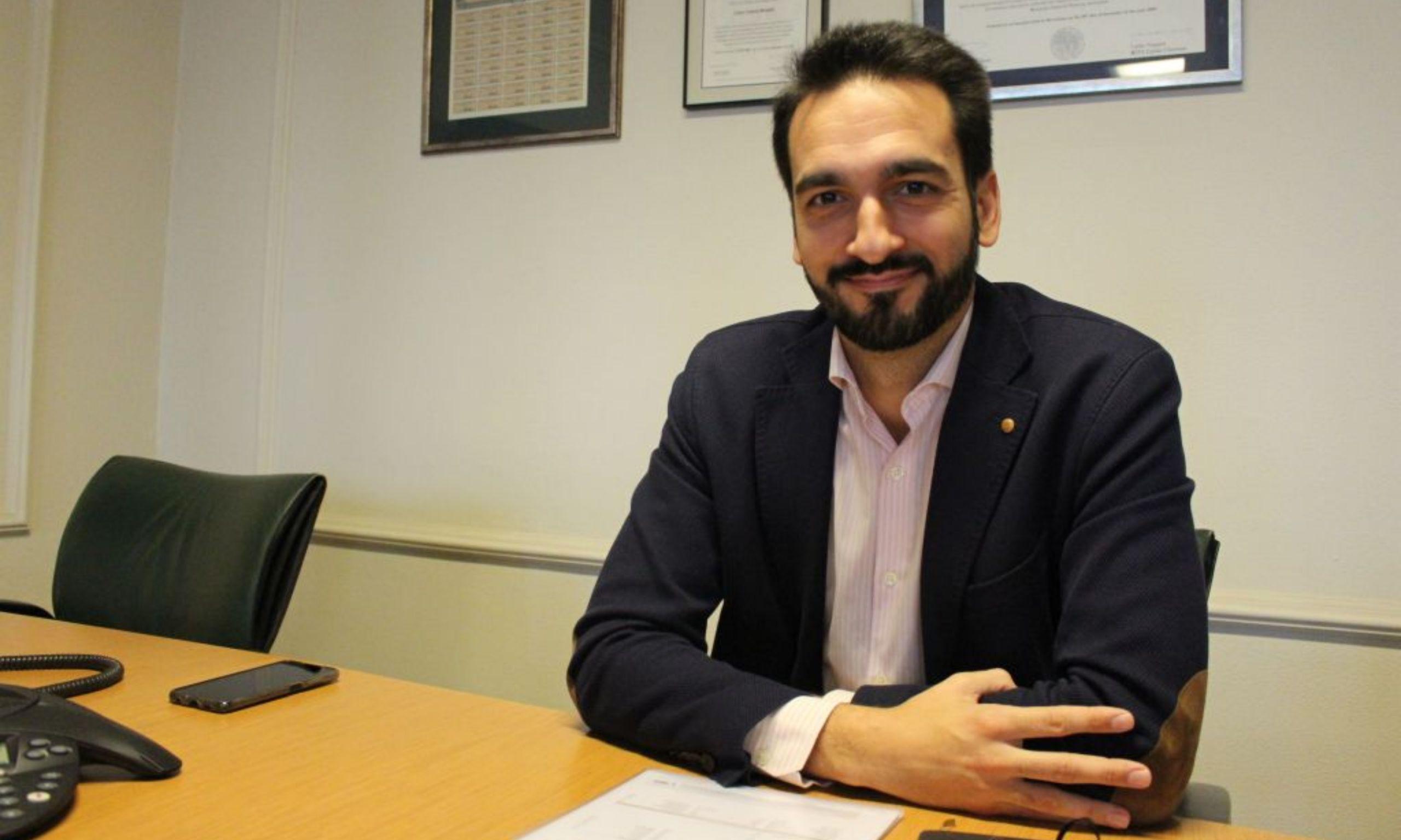 Javier Acción nos atiende en su oficina de Acción Inversiones en A Coruña