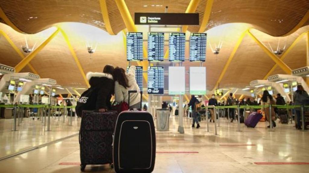 Dos pasajeros en el aeropuerto de Barajas en Madrid. Efe