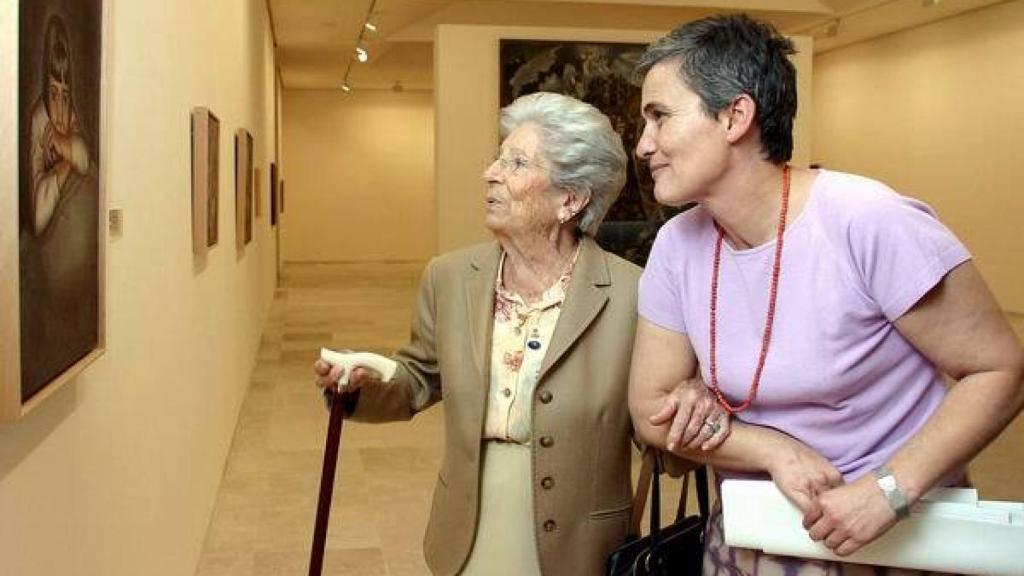 Ángeles Santos observa una de sus obras junto a la directora del Museo Patio Herreriano