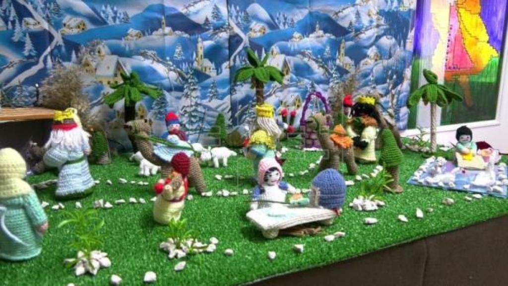 Imagen del belén de ganchillo, con todas sus figuras.