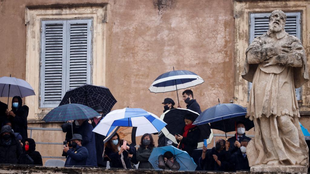 Plaza de San Pedro en el día de Navidad, con lluvia pero con miles de fieles para escuchar a Francisco.