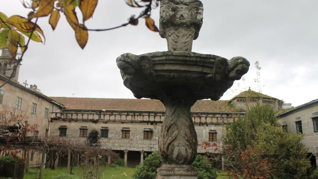 Fuente sobre la que estaba la estatua de Santa Clara, uno de los pocos bienes que la Orden se llevó antes de vender el convento.