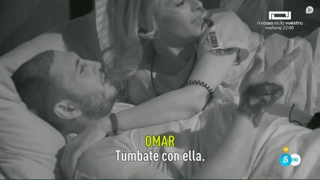 Omar Montes incitó a Asraf Beno a meterse en la cama junto a Miriam Saavedra mientras que esta dormía.