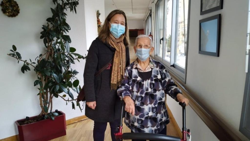 La auxiliar de Enfermería Mónica Tapias con Araceli Hidalgo.