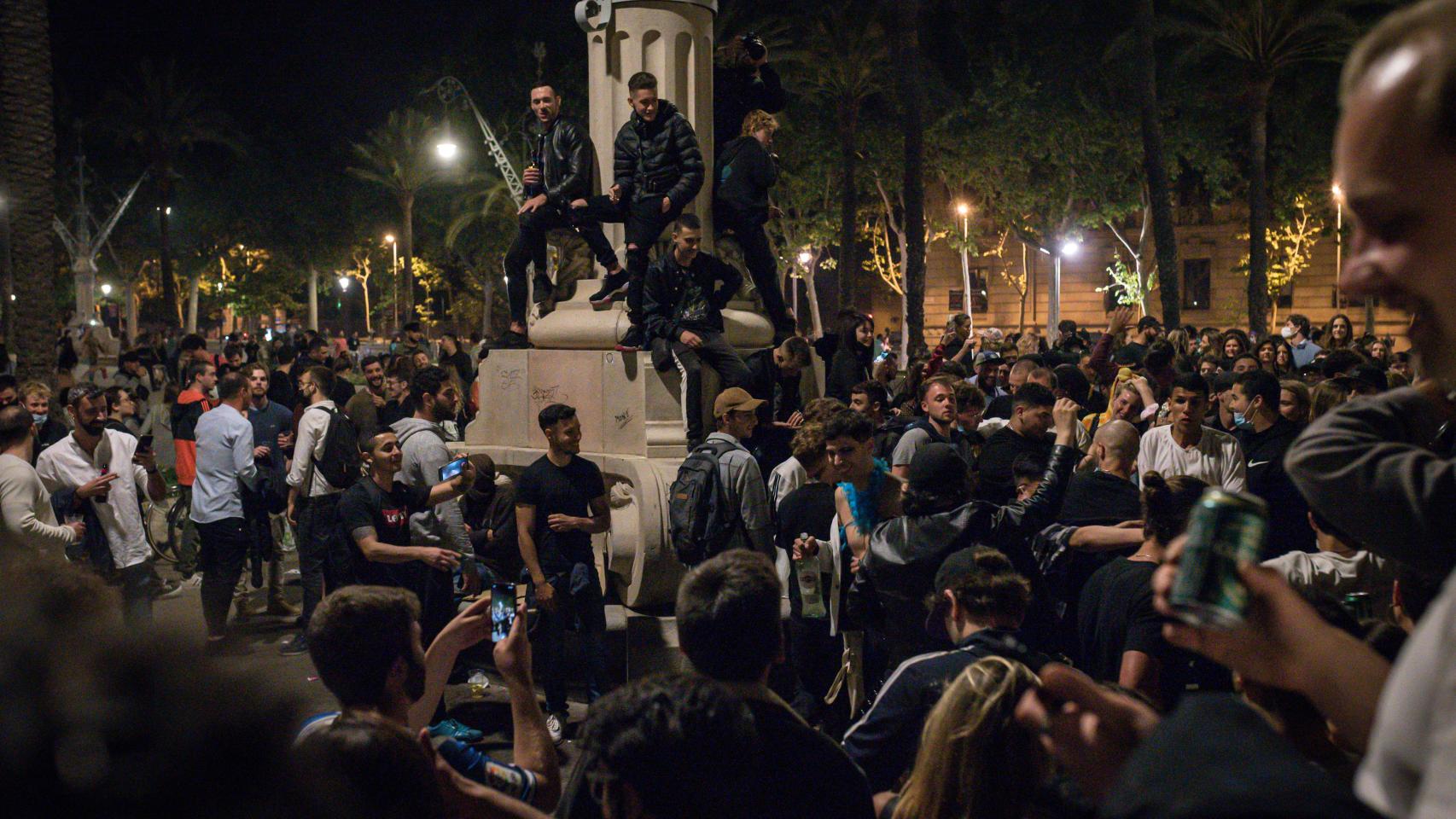 La gente sale a la calle en Barcelona para celebrar el primer día sin confinamiento, en mayo de 2021.