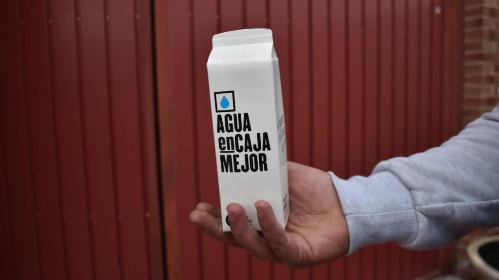 El agua en caja de cartón